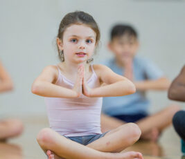 Yoga kids, este es un curso que sirve para que los niños hagan yoga.